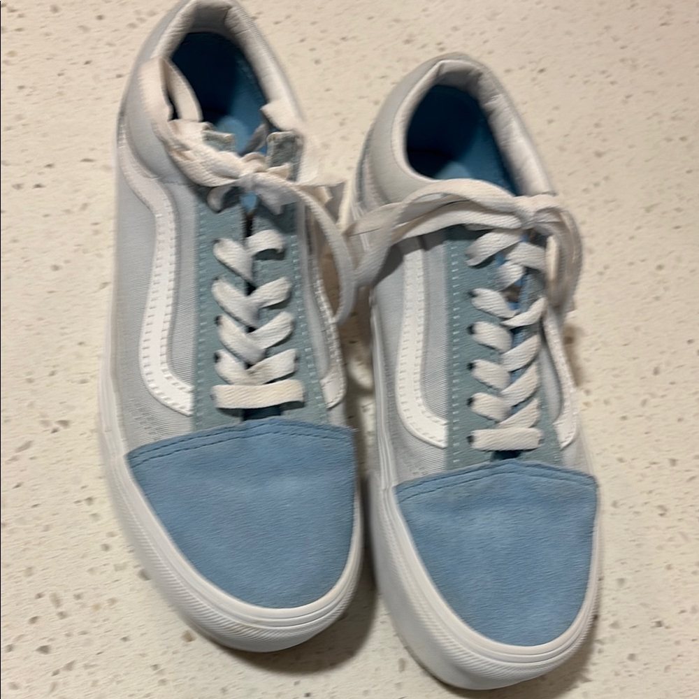 Vans Blue and White Sneakers Sleek Low-Top Design